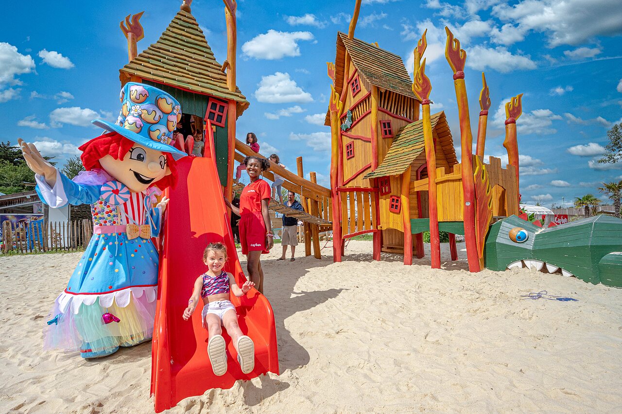 Mascota, tobog�n y parque infantil en el camping CAPFUN Golf en SAINT JEAN DE LA RIVIERE (50).