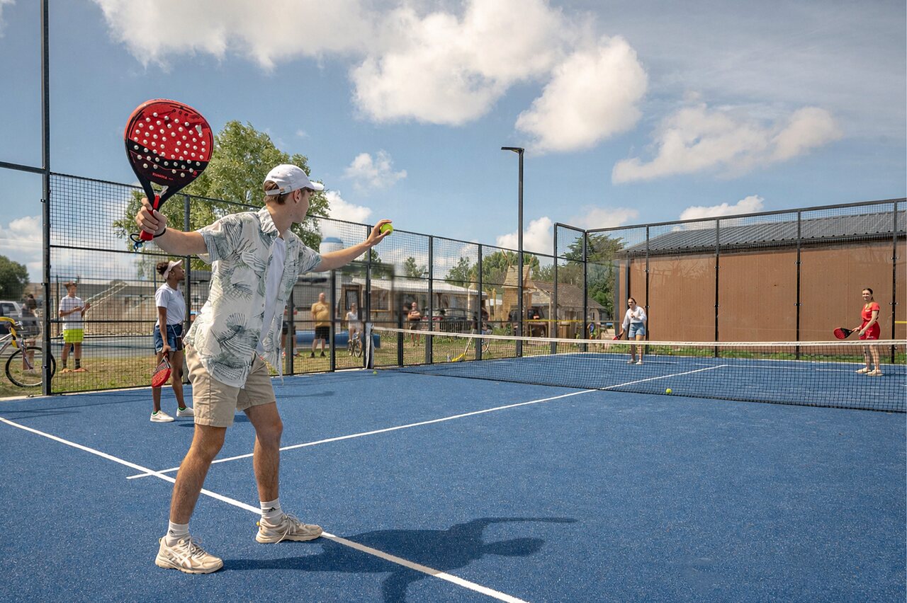 Jugadores de p�del en pista azul en CAPFUN Golf, SAINT JEAN DE LA RIVIERE (50).
