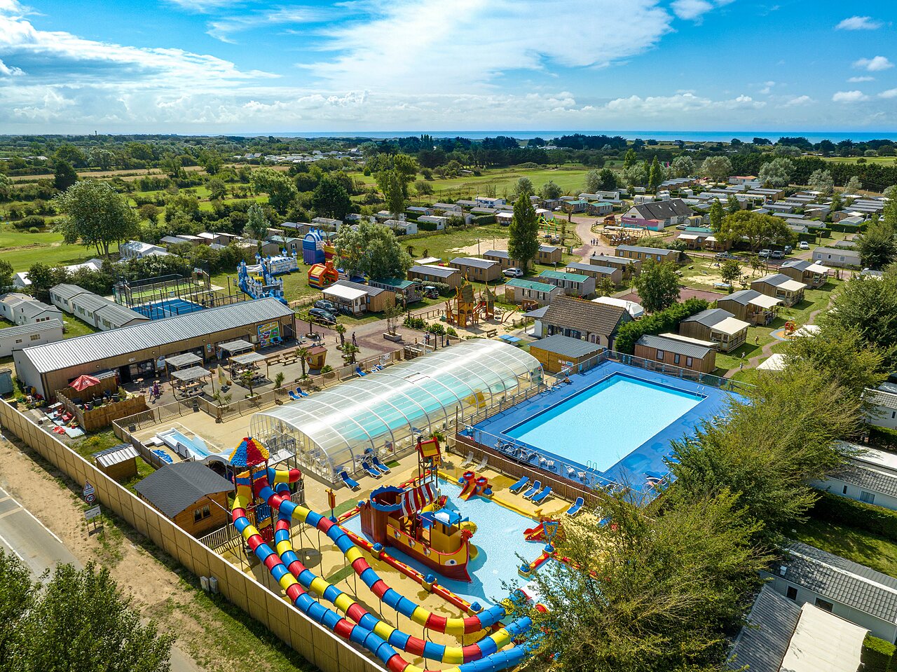 Parque acu�tico, piscinas, casas m�viles en el camping CAPFUN Golf en SAINT JEAN DE LA RIVIERE (50).