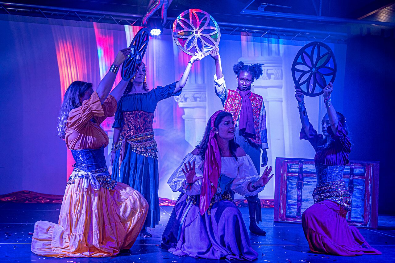 Espect�culo de animaci�n con bailarines disfrazados en el camping CAPFUN Golf en SAINT JEAN DE LA RIVIERE (50).