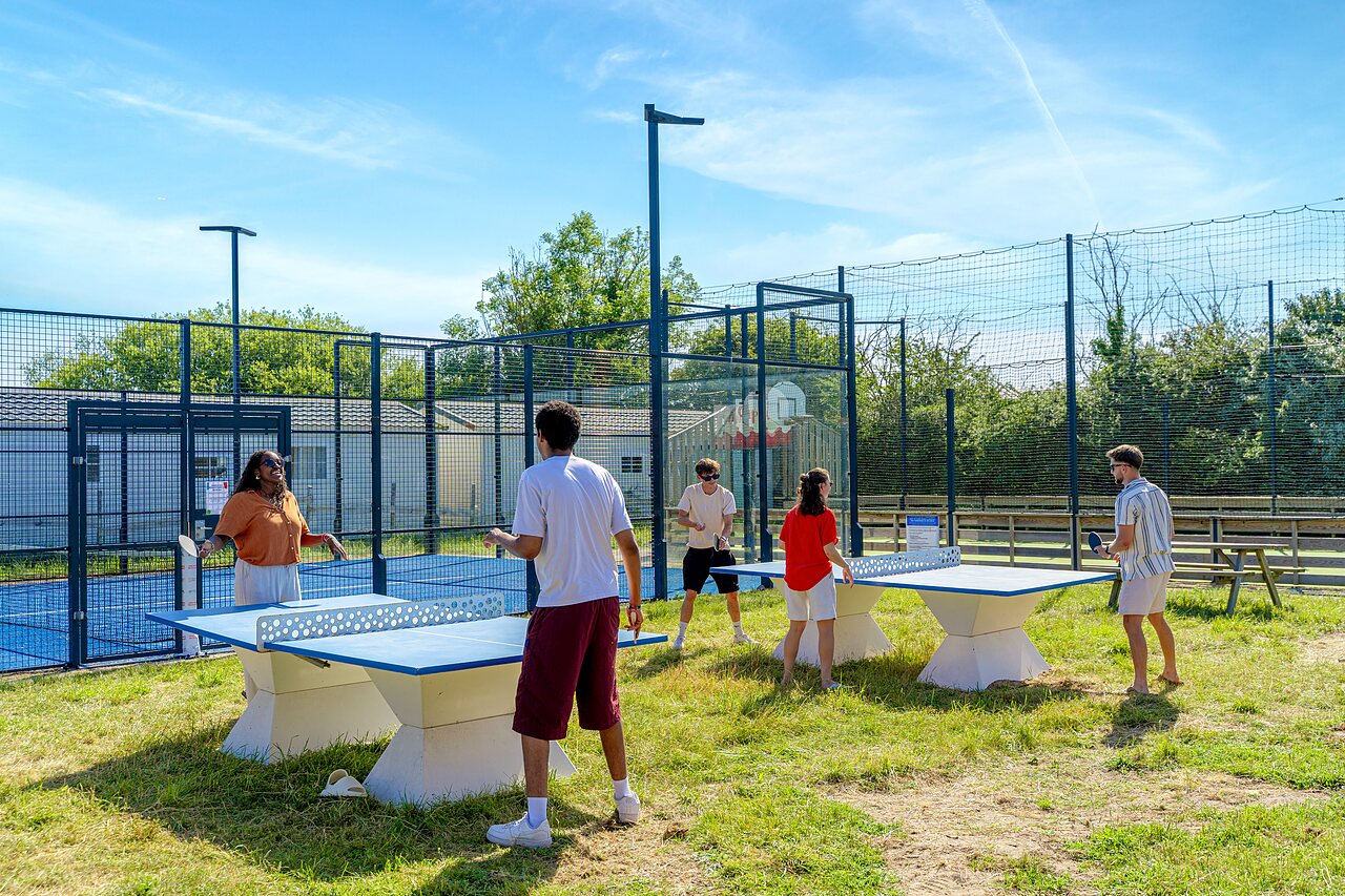 Tenis de mesa en el camping CAPFUN Golf en SAINT JEAN DE LA RIVIERE (50).