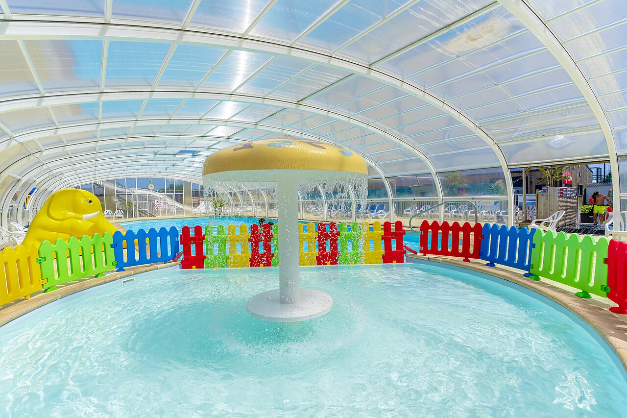 Piscina cubierta, juegos acu�ticos, tobog�n CAPFUN Golf en SAINT JEAN DE LA RIVIERE (50).