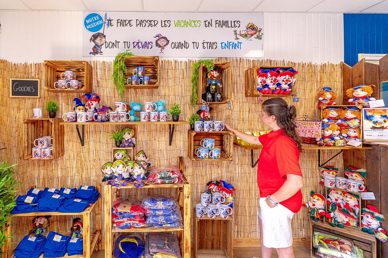 Tienda de recuerdos con tazas, peluches y textiles en el camping CAPFUN Golf en SAINT JEAN DE LA RIVIERE.