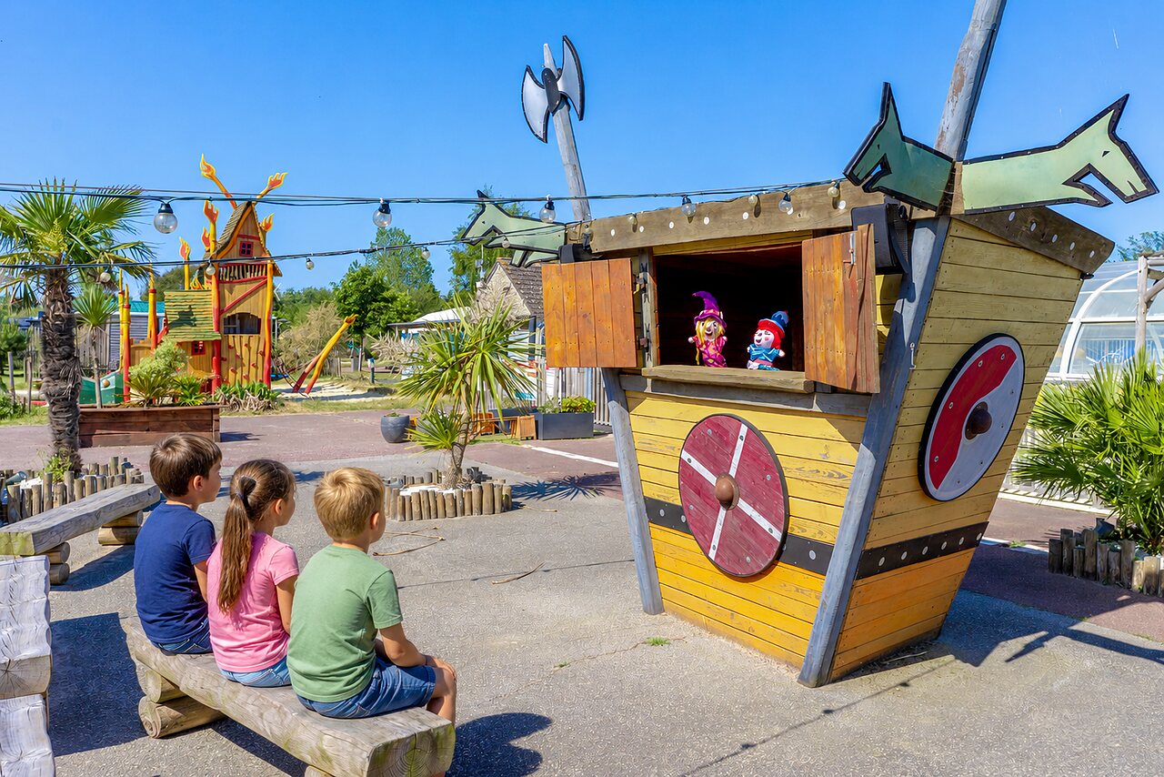 Espect�culo de marionetas para ni�os en el camping CAPFUN Golf en SAINT JEAN DE LA RIVIERE (50).