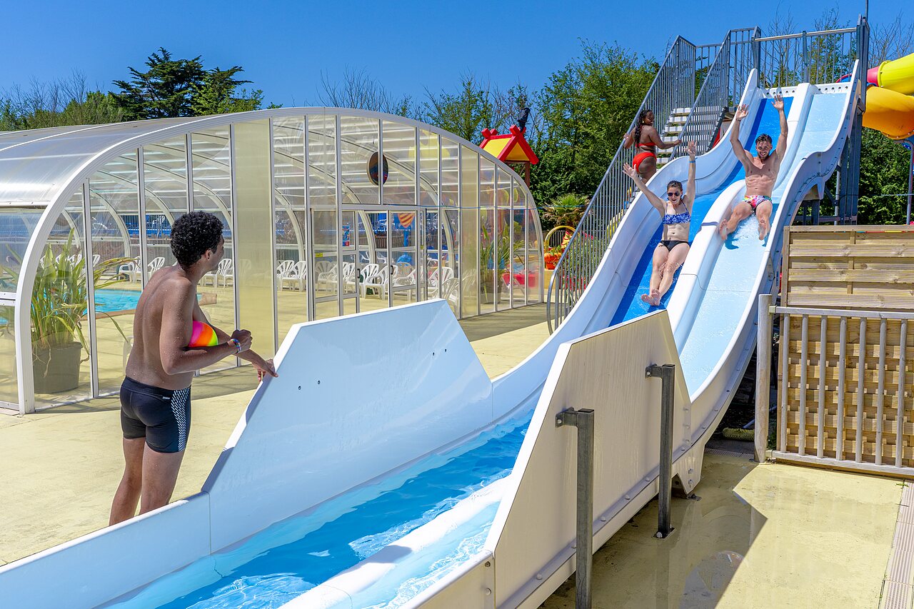 Toboganes acu�ticos y piscina cubierta en el camping CAPFUN Golf en SAINT JEAN DE LA RIVIERE.