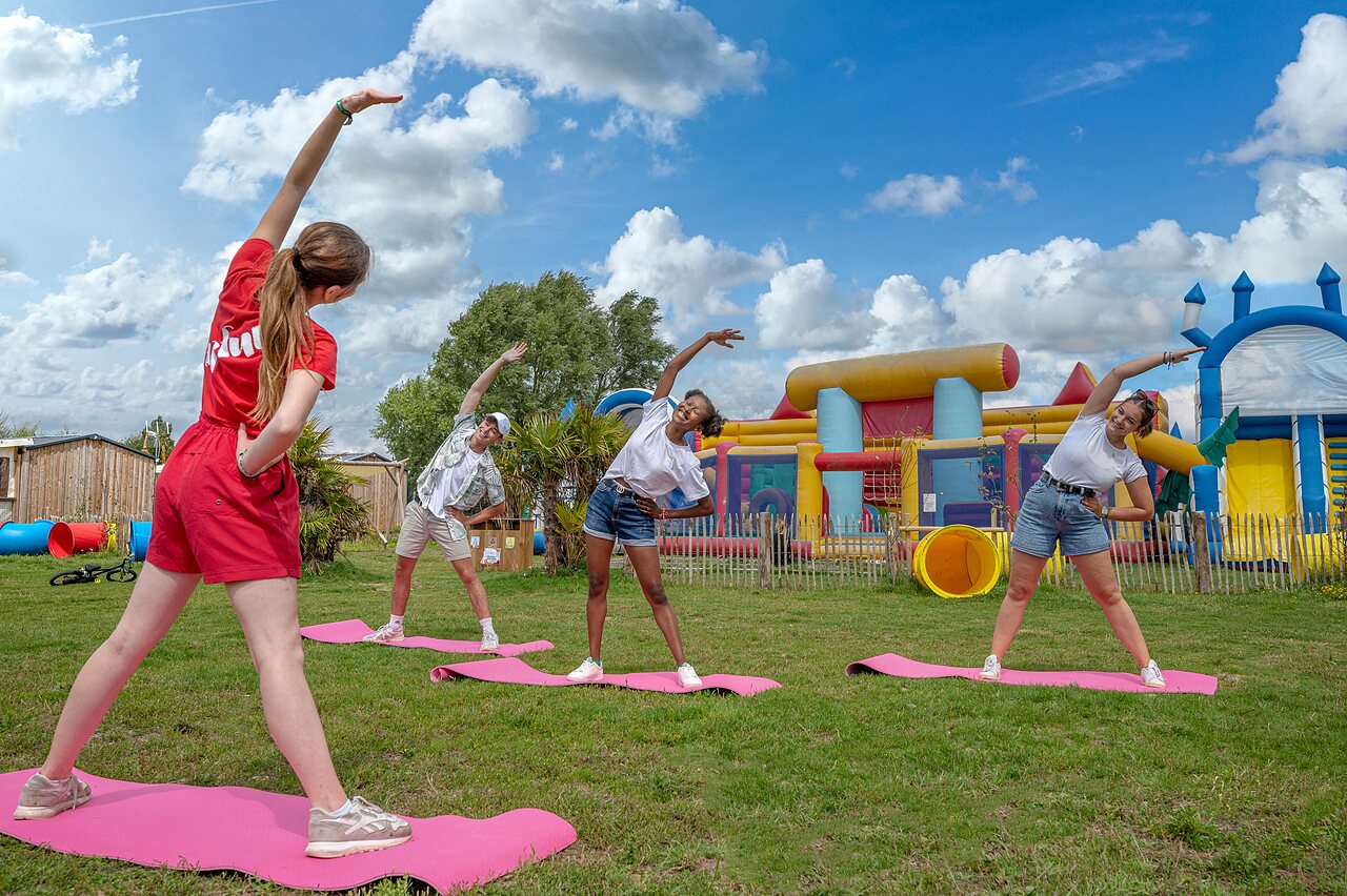 Animaci�n fitness al aire libre y juegos hinchables en el camping CAPFUN Golf en SAINT JEAN DE LA RIVIERE (50).