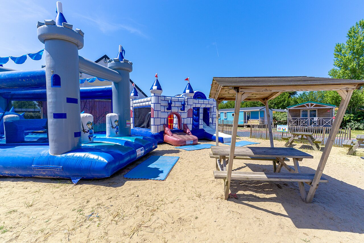 Juegos hinchables para ni�os en el camping CAPFUN Golf en SAINT JEAN DE LA RIVIERE (50).