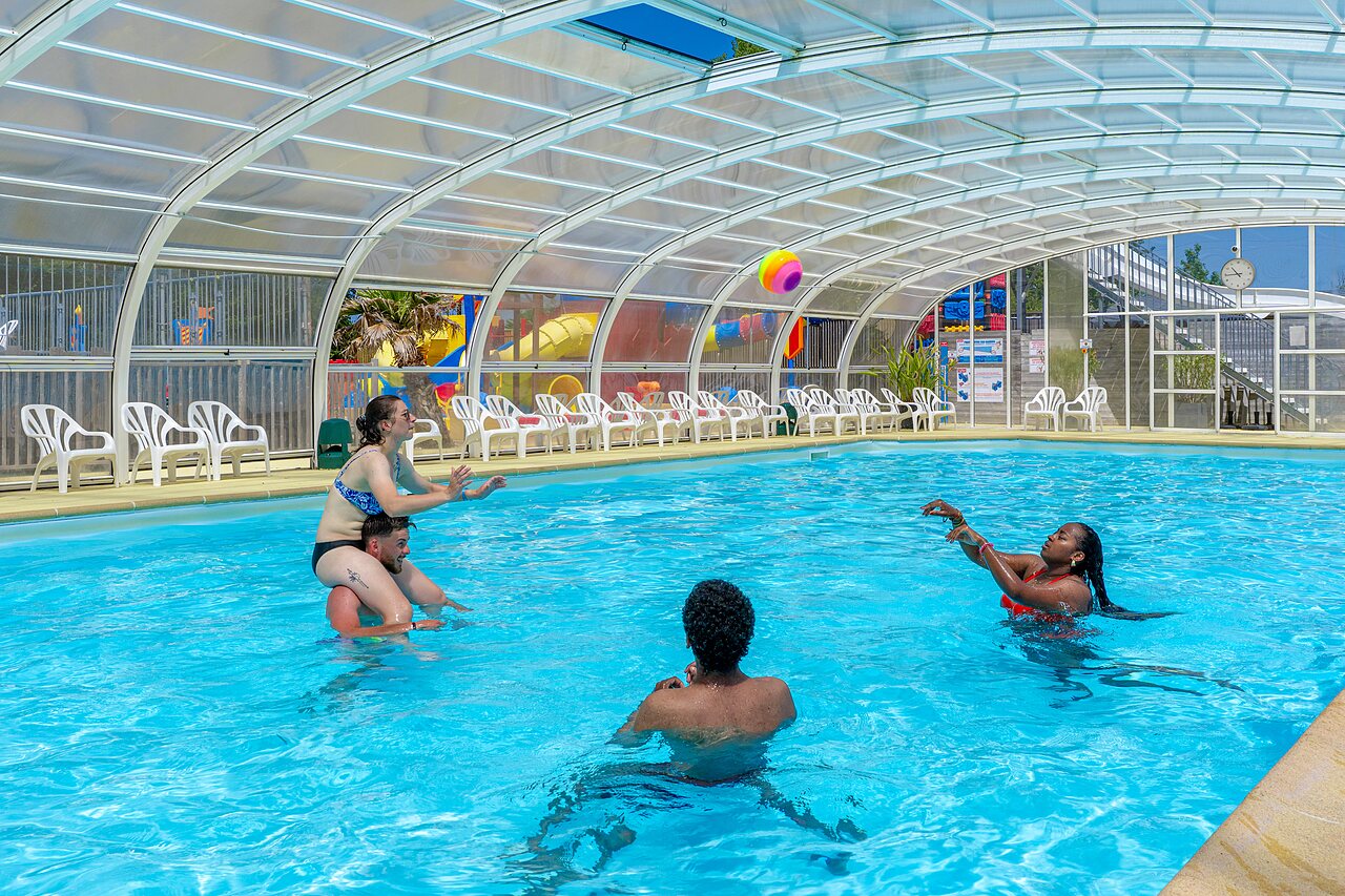 Piscina cubierta, familias jugando a la pelota, CAPFUN Golf en SAINT JEAN DE LA RIVIERE (50).