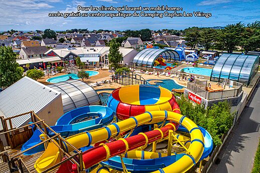 Toboganes acuáticos coloridos y piscinas en el camping CAPFUN Golf en SAINT JEAN DE LA RIVIERE (50).