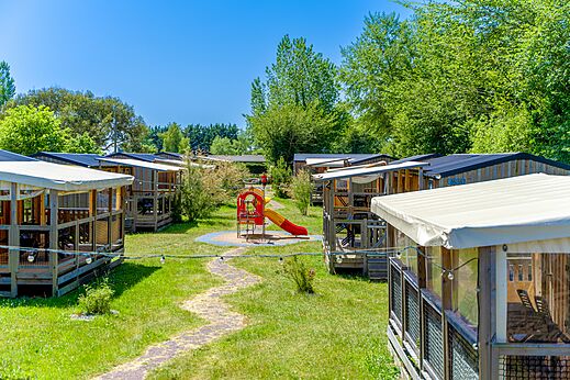 Mobil-homes y zona de juegos en camping CAPFUN Golf, SAINT JEAN DE LA RIVIERE (50).