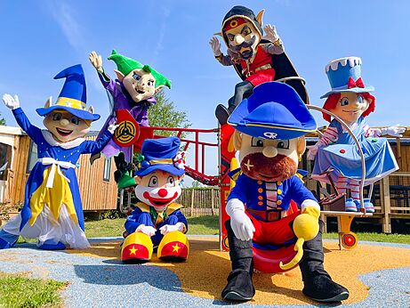 Mascotas coloridas y personajes de animación en un parque infantil en el camping CAPFUN Golf en SAINT JEAN DE LA RIVIERE (50).