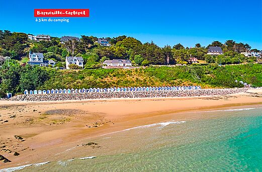 Playa de Barneville-Carteret con coloridas casetas de playa, lugar para visitar en Normand�a.