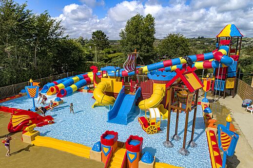 Parque acuático, toboganes coloridos y juegos de agua en el camping CAPFUN Golf en SAINT JEAN DE LA RIVIERE (50).