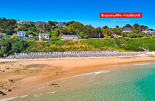 Playa de Barneville-Carteret con cabañas coloridas, lugar para visitar cerca del camping.