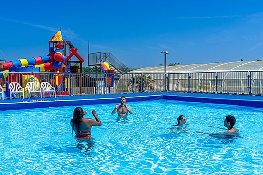 Piscina exterior con juegos acuáticos en el camping CAPFUN Golf en SAINT JEAN DE LA RIVIERE (50).