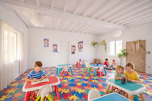 Espacio de juegos interior para niños en el camping CAPFUN Golf en SAINT JEAN DE LA RIVIERE.