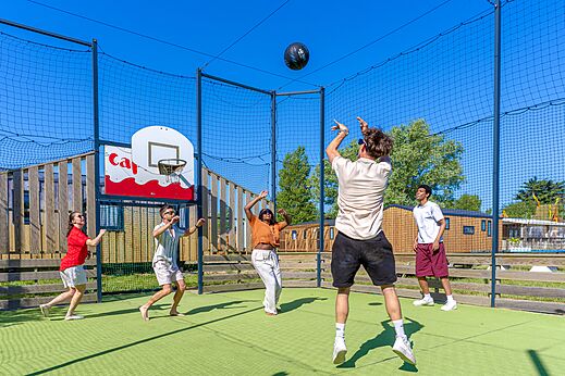 Baloncesto en cancha multideporte, camping CAPFUN Golf en SAINT JEAN DE LA RIVIERE.