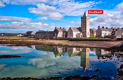 Pueblo de Portbail con su iglesia y reflejo, para visitar cerca del camping.
