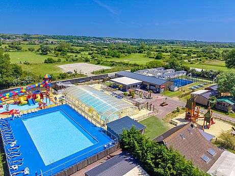 Piscinas, toboganes y juegos acuáticos en el camping CAPFUN Golf en SAINT JEAN DE LA RIVIERE