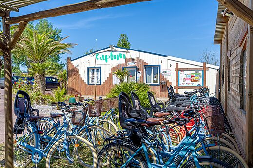 Bicicletas de alquiler con sillas para niños en el camping CAPFUN Golf en SAINT JEAN DE LA RIVIERE (50).