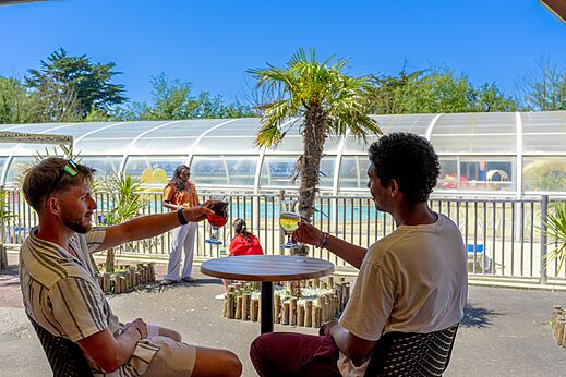 Clientes brindando en el bar, CAPFUN Golf, SAINT JEAN DE LA RIVIERE (50).