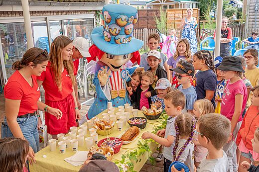 Mascota y niños disfrutan de una animación con merienda en el camping CAPFUN Golf en SAINT JEAN DE LA RIVIERE (50).