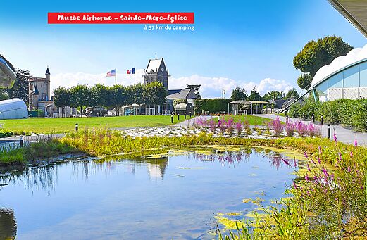 Museo Airborne y iglesia de Sainte-M�re-�glise, lugar tur�stico en Normand�a.