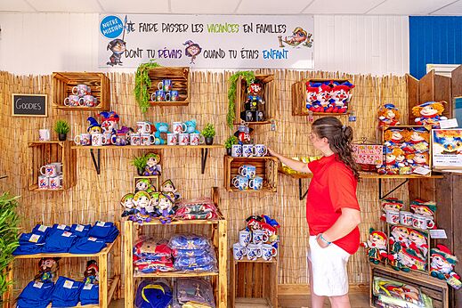 Tienda de recuerdos con tazas, peluches y textiles en el camping CAPFUN Golf en SAINT JEAN DE LA RIVIERE.