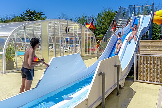 Toboganes acuáticos y piscina cubierta en el camping CAPFUN Golf en SAINT JEAN DE LA RIVIERE.