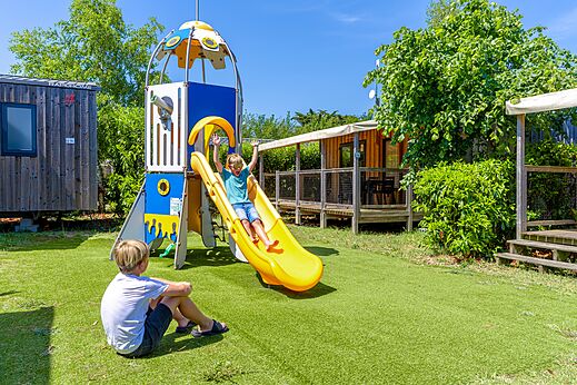 Área de juegos con tobogán en el camping CAPFUN Golf en SAINT JEAN DE LA RIVIERE (50).