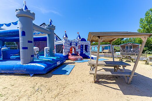 Juegos hinchables para niños en el camping CAPFUN Golf en SAINT JEAN DE LA RIVIERE (50).