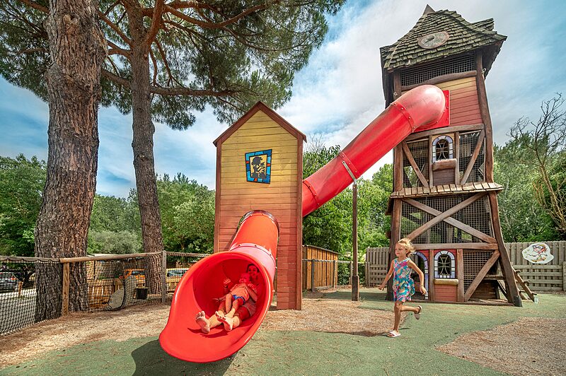 Juego Carabouille - Tobog�n gigante, parque infantil, ni�os en el camping CLICOCHIC Gorges du Gardon en VERS PONT DU GARD (30).