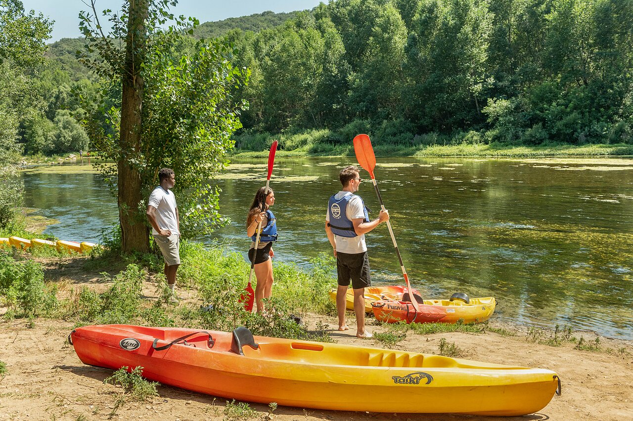 Personas con kayaks y remos a orillas del r�o en el camping CLICOCHIC Gorges du Gardon en VERS PONT DU GARD (30).
