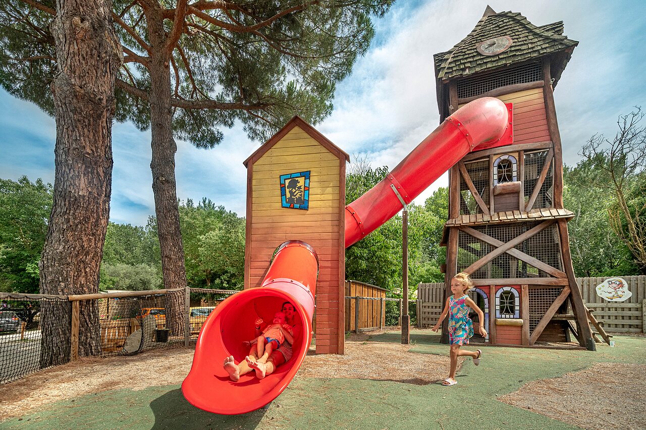 Tobog�n gigante, parque infantil, ni�os en el camping CLICOCHIC Gorges du Gardon en VERS PONT DU GARD (30).