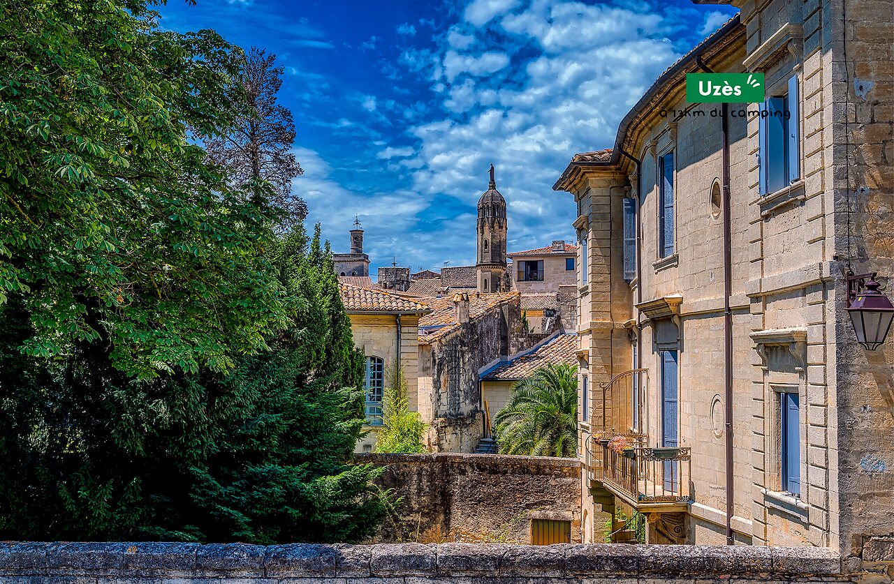 Ciudad hist�rica de Uz�s con tejados y torre, para visitar cerca del Gard.