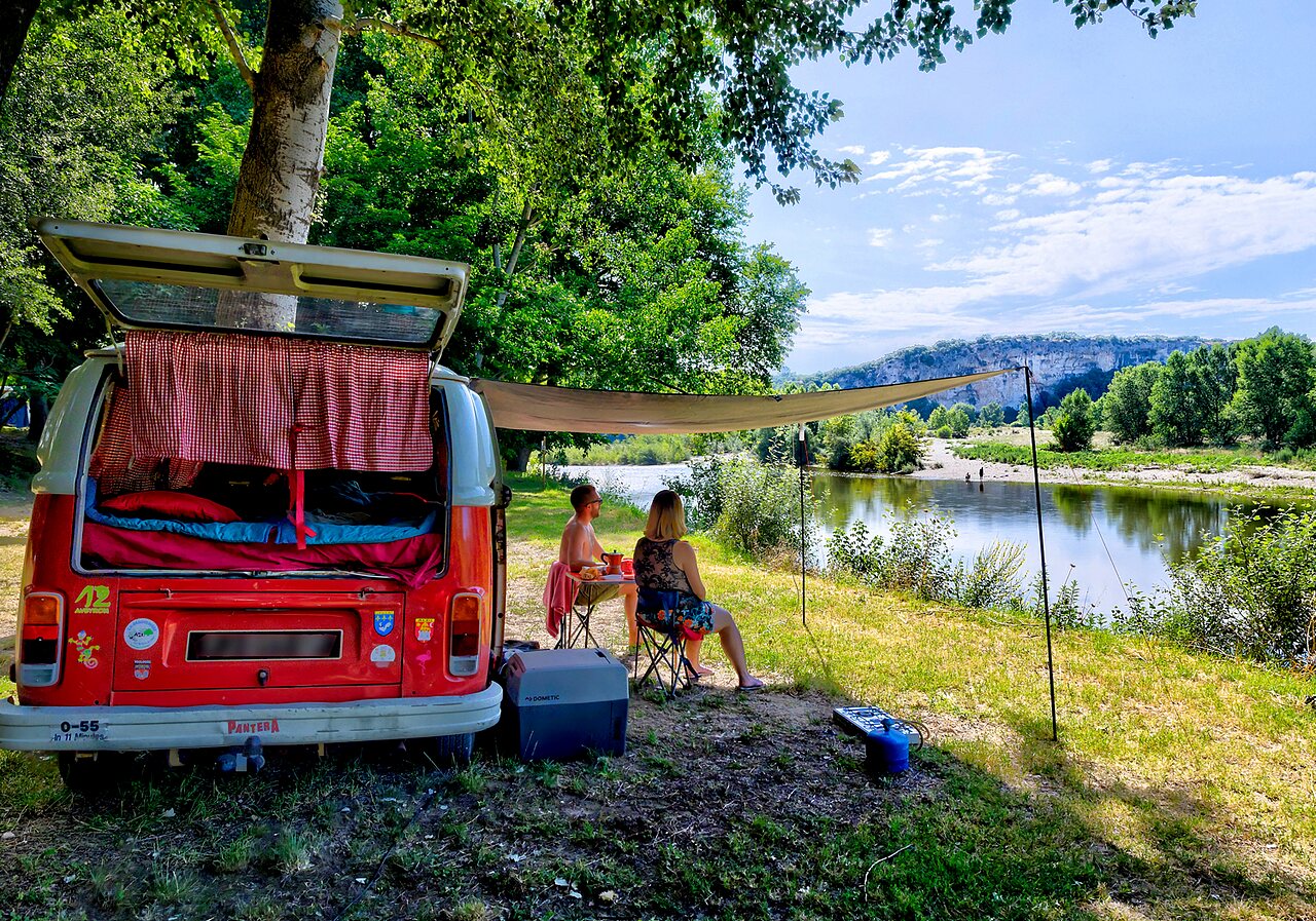 Furgoneta camper vintage, pareja, r�o, en el camping CLICOCHIC Gorges du Gardon en VERS PONT DU GARD (30).