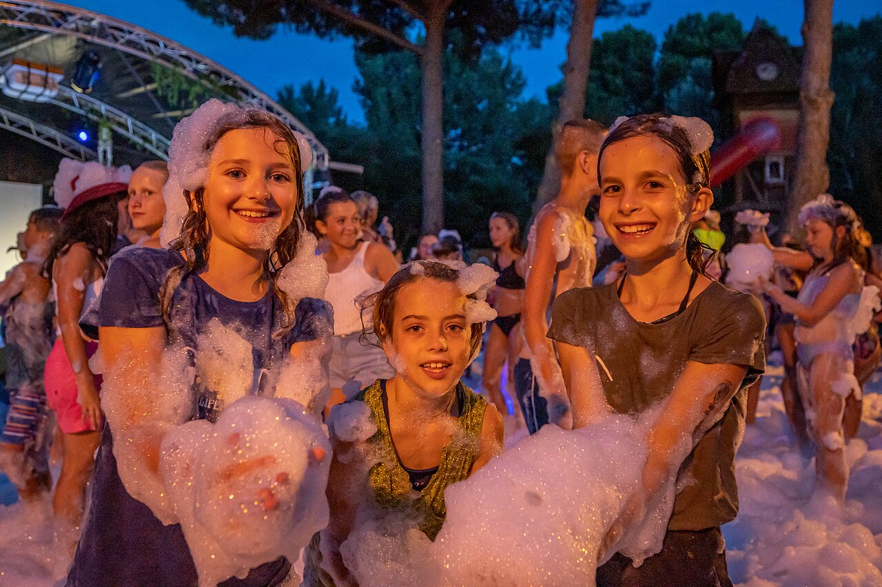 Ni�os felices en la fiesta de la espuma del camping CLICOCHIC Gorges du Gardon (30).