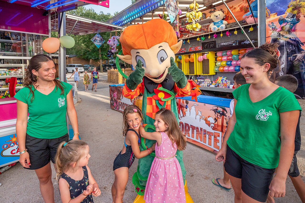 Mascota, juegos infantiles en el camping CLICOCHIC Gorges du Gardon en VERS PONT DU GARD (30).