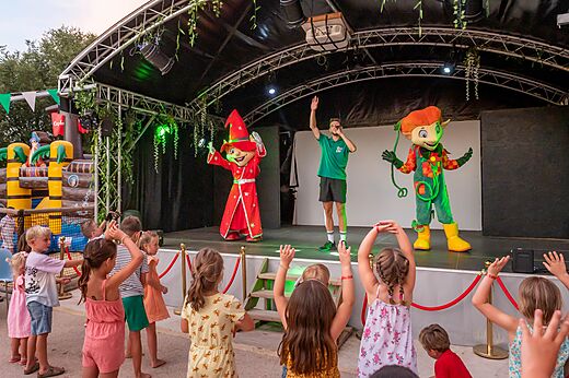 Animaci�n infantil con mascotas en CLICOCHIC Gorges du Gardon VERS PONT DU GARD.