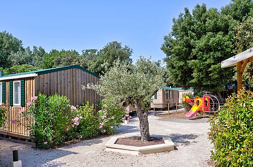 Mobil-homes de madera y zona de juegos en el camping CLICOCHIC Gorges du Gardon en VERS PONT DU GARD (30).