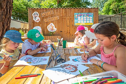 Mini Club ni�os, actividad colorear, camping CLICOCHIC Gorges du Gardon.