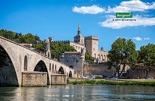 Puente de Aviñón y Palacio de los Papas, monumentos históricos cerca de Aviñón.