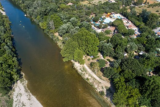 Vista a�rea r�o, kayaks, camping CLICOCHIC Gorges du Gardon en VERS PONT DU GARD.