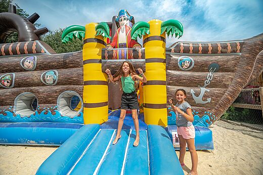Juego hinchable barco pirata para ni�os en el camping CLICOCHIC Gorges du Gardon.