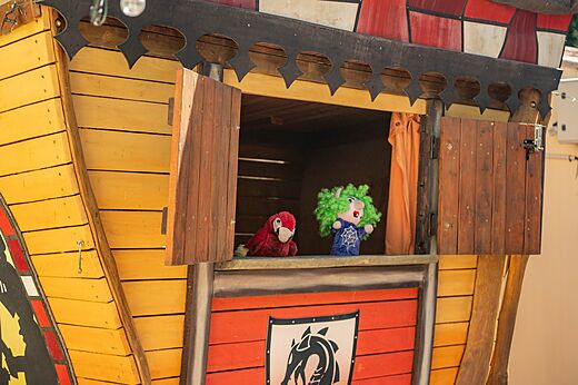 Espect�culo de marionetas en escenario de madera para ni�os en el camping CLICOCHIC Gorges du Gardon en VERS PONT DU GARD (30).