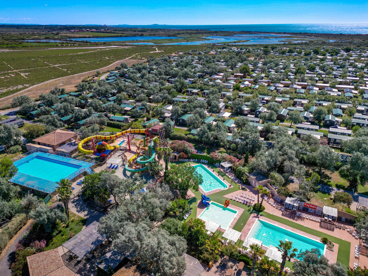Vista a�rea del parque acu�tico, piscinas y Mobil-homes en el camping CAPFUN Grande Cosse en Saint Pierre la Mer (11).