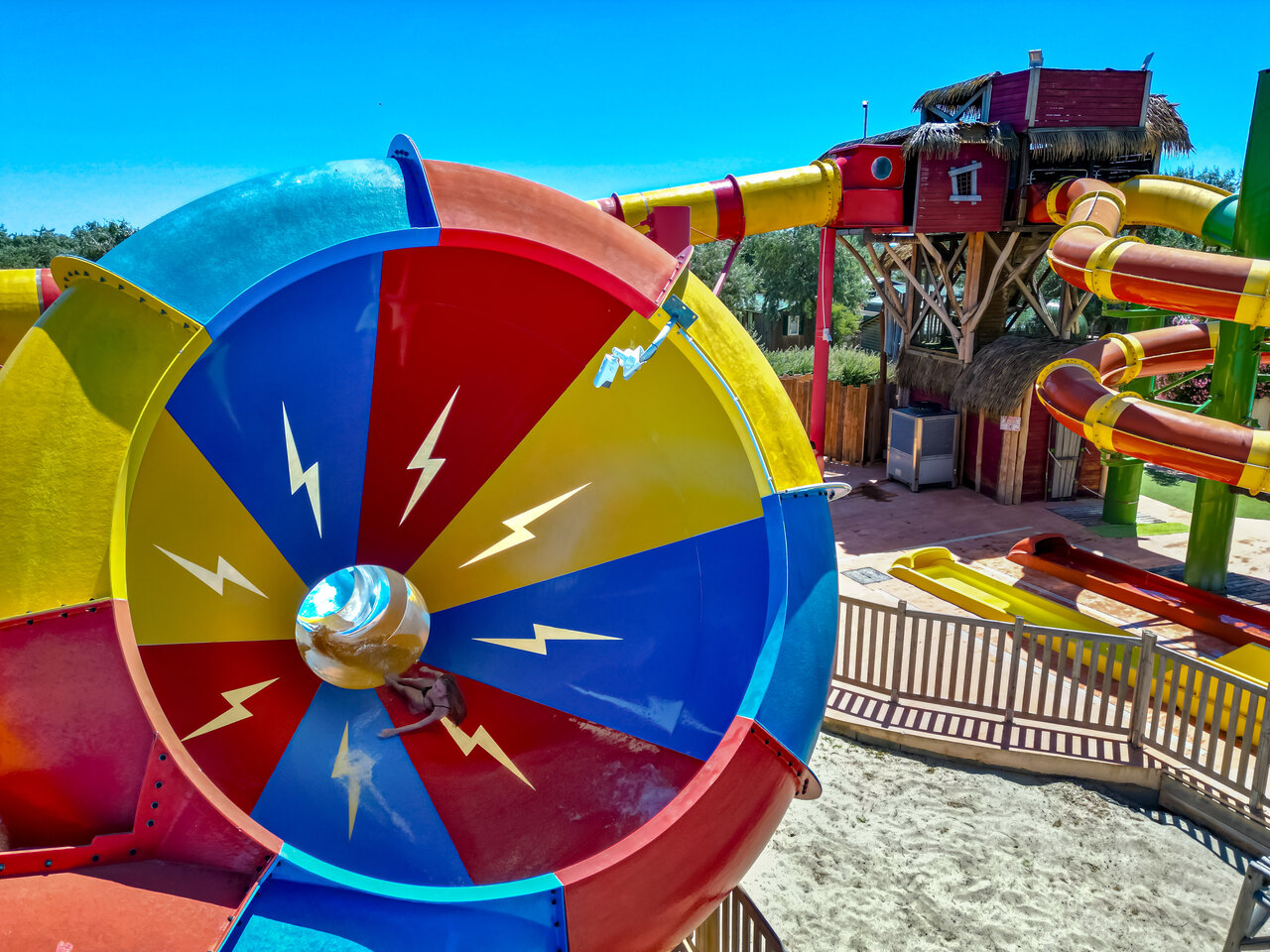 Tobog�n acu�tico gigante, juegos de agua coloridos, camping CAPFUN Grande Cosse, Saint Pierre la Mer.