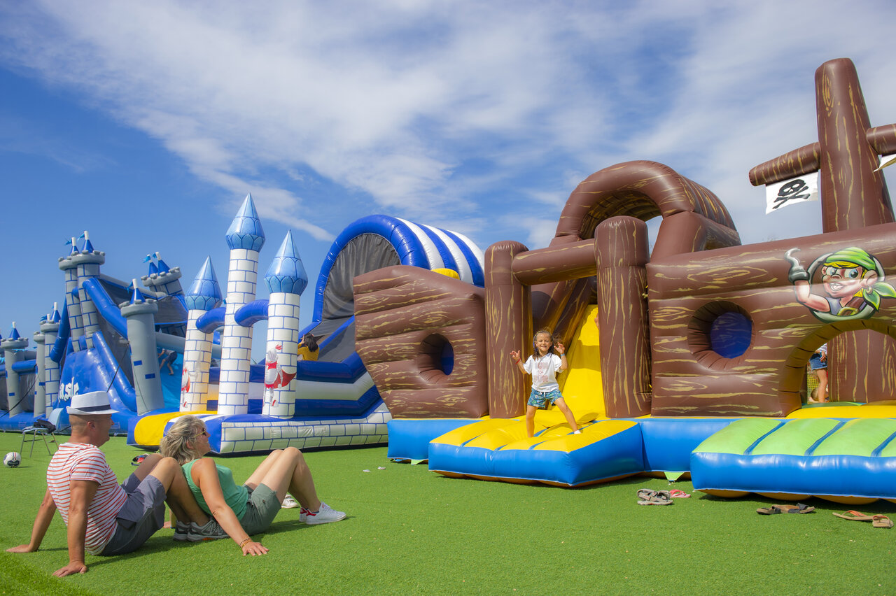 Juegos hinchables gigantes, castillo y barco pirata, en el camping CAPFUN Grande Cosse en Saint Pierre la Mer (11).
