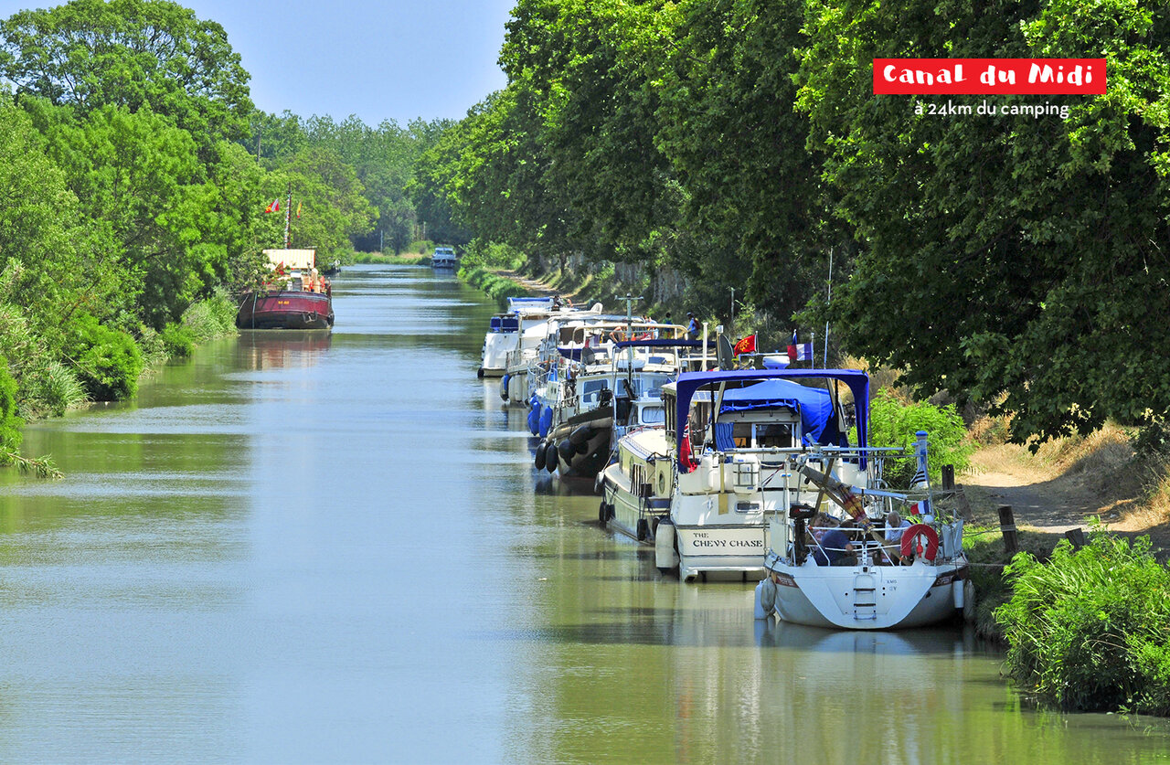 Canal du Midi, barcazas amarradas, naturaleza exuberante, lugar para visitar cerca del camping.