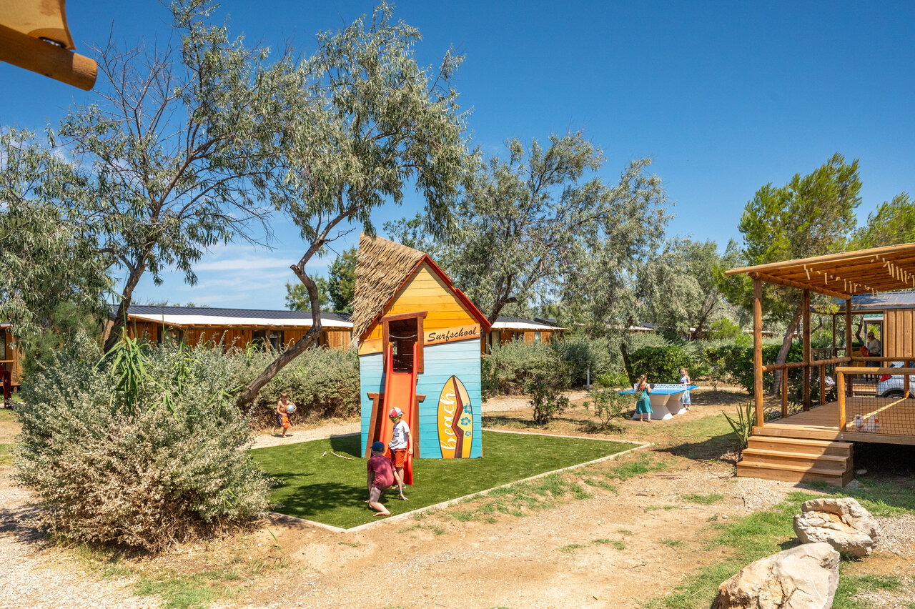 Zona de juegos infantil, tobog�n, mesa ping-pong en camping CAPFUN Grande Cosse en Saint Pierre la Mer.